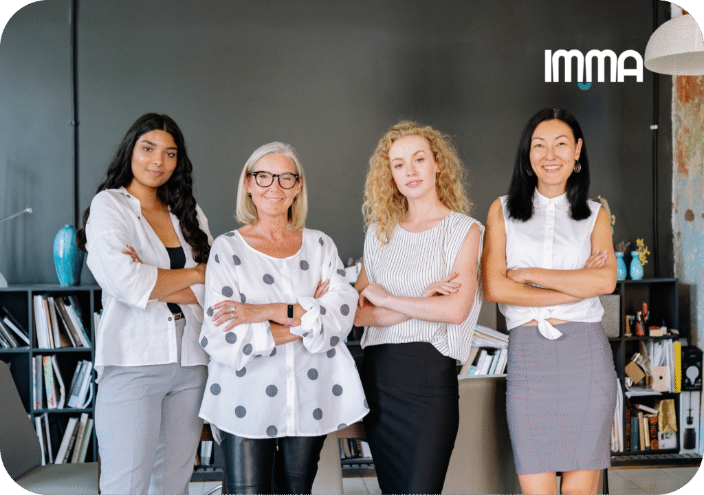 mulheres em reunião de liderança feminina nas empresas