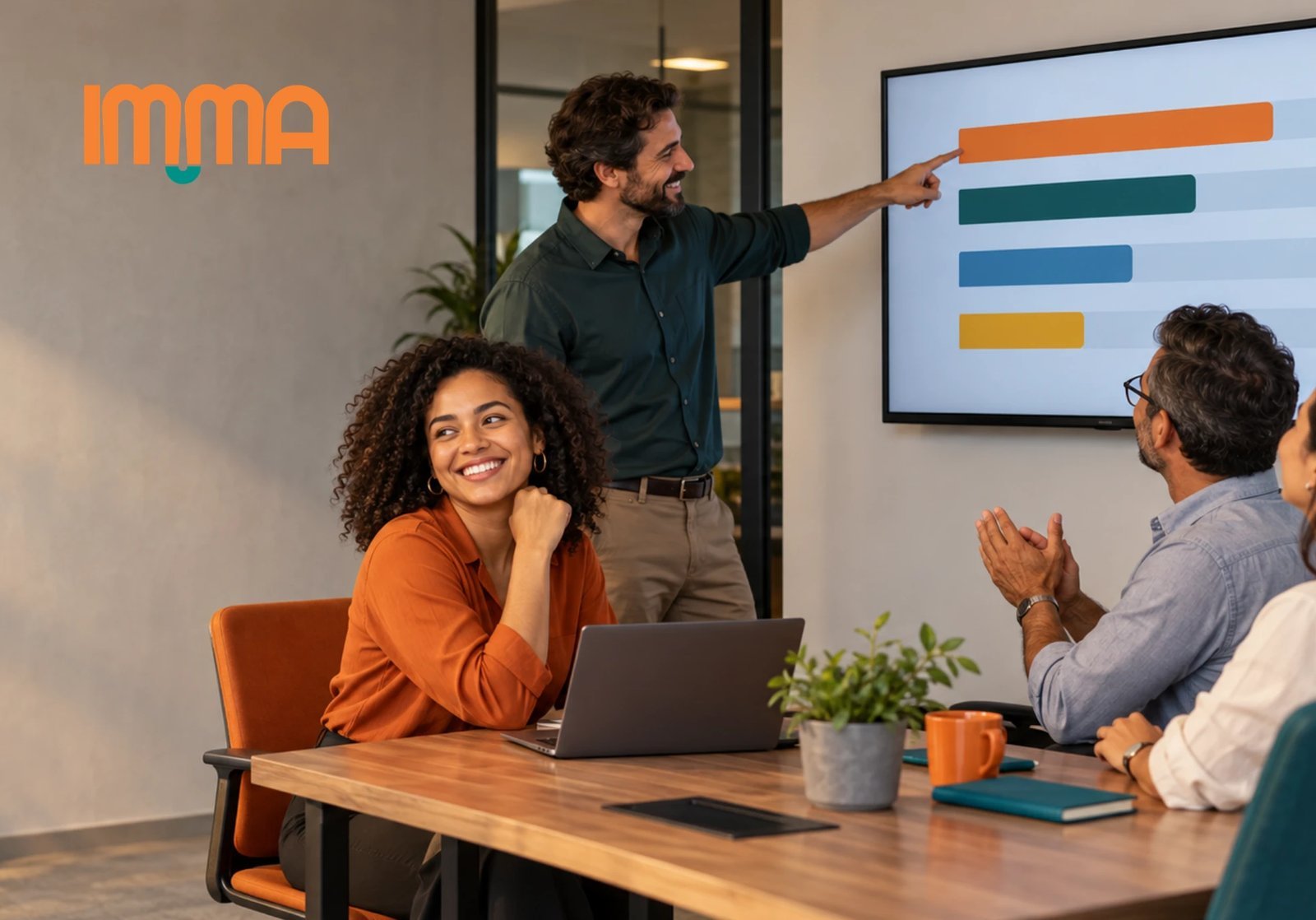 Campanha de vendas: gestor apresenta o placar de metas para a equipe comercial